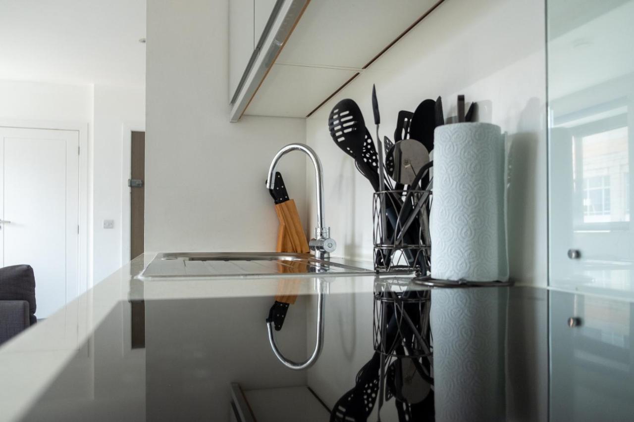 Modern One Bedroom Apartment In Town Centre & 4 Min To The Beach Μπόρνμουθ Εξωτερικό φωτογραφία